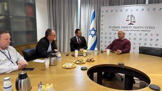 שר הבריאות אוריאל בוסו נפגש עם ד"ר חן קוגל במכון לרפואה משפטית ונערכו לקליטת גופות החטופים