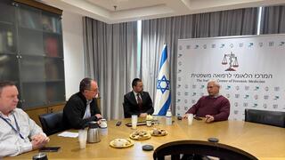 שר הבריאות אוריאל בוסו נפגש עם ד"ר חן קוגל במכון לרפואה משפטית ונערכו לקליטת גופות החטופים