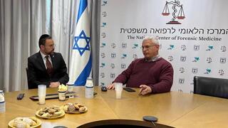 שר הבריאות אוריאל בוסו נפגש עם ד"ר חן קוגל במכון לרפואה משפטית ונערכו לקליטת גופות החטופים