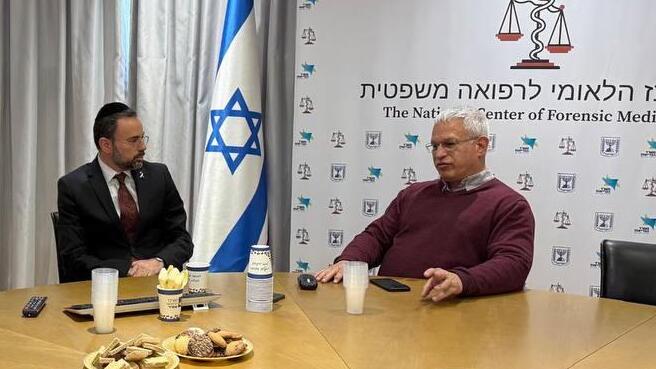 שר הבריאות אוריאל בוסו נפגש עם ד"ר חן קוגל במכון לרפואה משפטית ונערכו לקליטת גופות החטופים