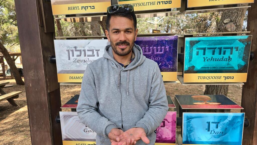 חואן, התייר מקליפורניה, מציג את המטבע הנדיר שמצא בשילה הקדומה