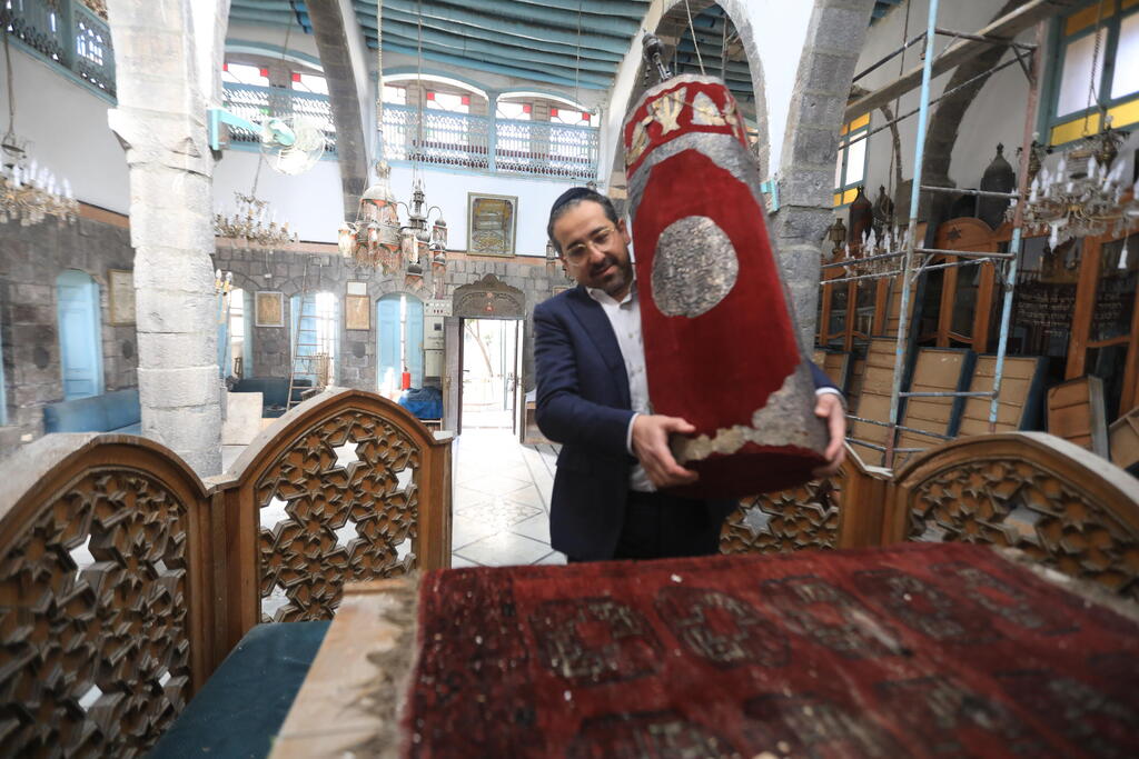 Empresário judeu visita Damasco: 'Regime sírio confuso com número de seitas judaicas' הוצאת ספר תורה בביקור בבית הכנסת בדמשק