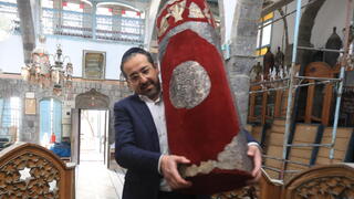 הוצאת ספר תורה בביקור בבית הכנסת בדמשק