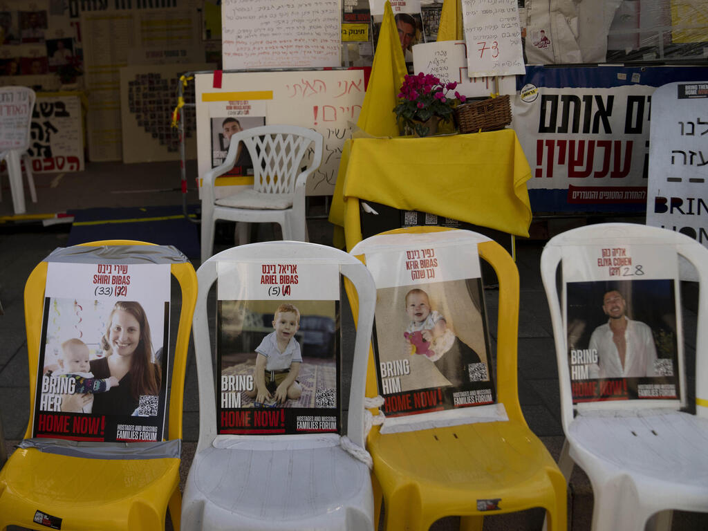 כסאות עם תמותיהם של שירי, כפיר ואריאל ביבס בירושלים
