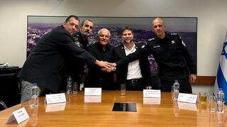 מימין: נציב שב"ס קובי יעקובי, בצלאל סמוטריץ', חיים כץ, המפכ"ל דני לוי והממונה על השכר באוצר אפי מלכין