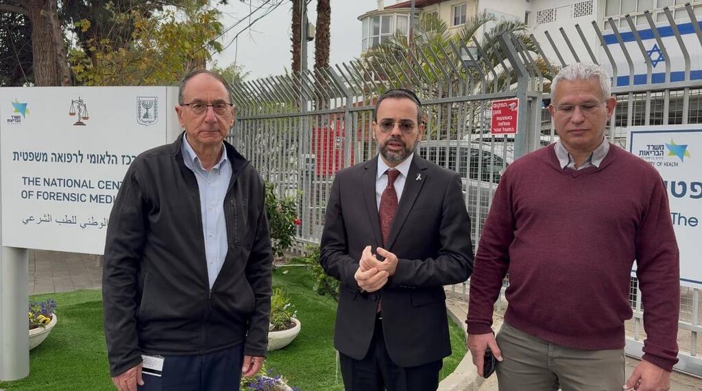 שר הבריאות אוריאל בוסו נפגש עם ד"ר חן קוגל במכון לרפואה משפטית ונערכו לקליטת גופות החטופים