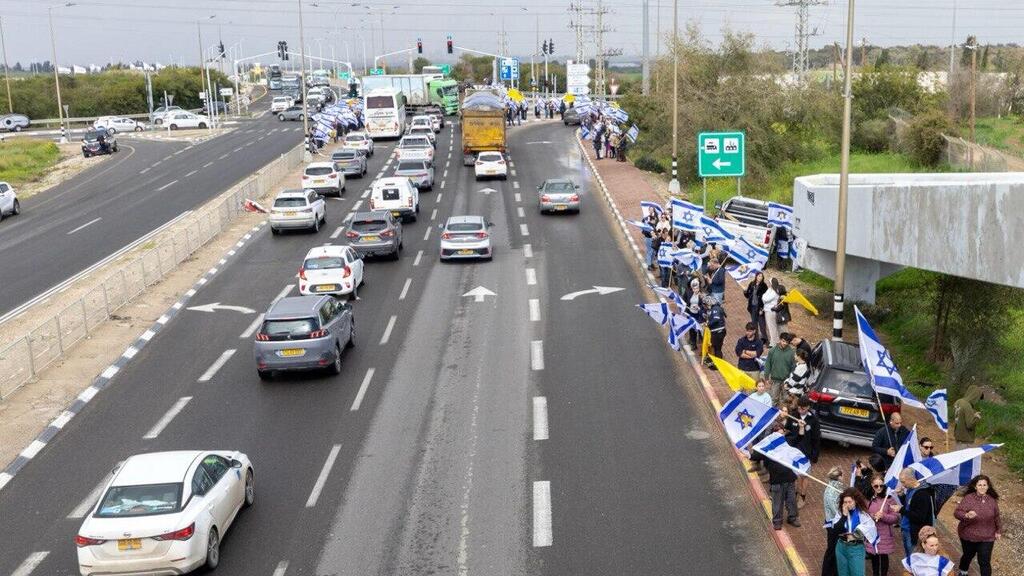 אזרחים תומכים בצומת אשקלון במהלך קבלת החטופים החללים והעברתן לאבו כביר