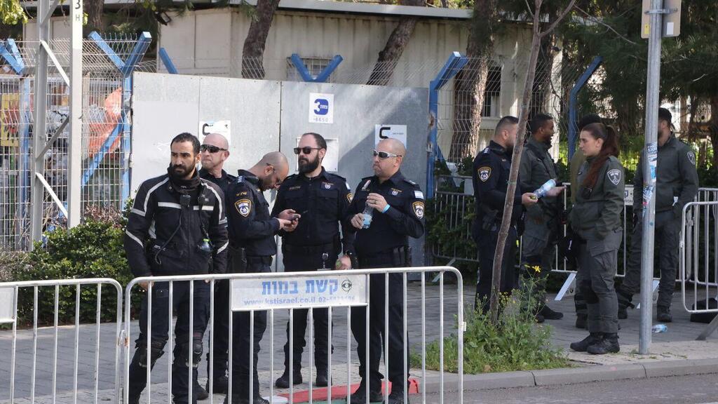 אבו כביר המכון לרופאה משפטית במהלך קבלת גופות החטופים