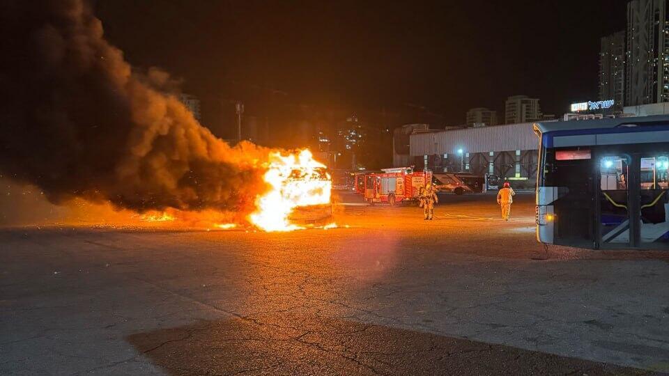  פיצוץ ושריפה של אוטובוס בחניון בבת ים