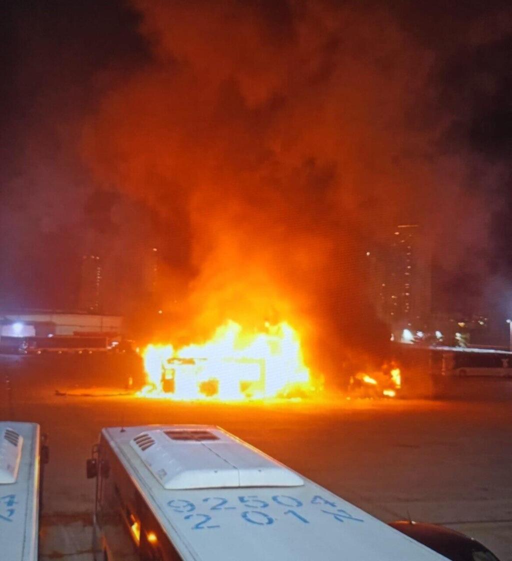  פיצוץ ושריפה של אוטובוס בחניון בבת ים