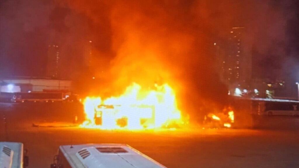  פיצוץ ושריפה של אוטובוס בחניון בבת ים