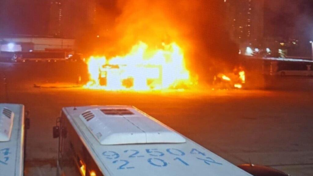 פיצוץ ושריפה של אוטובוס בחניון בבת ים
