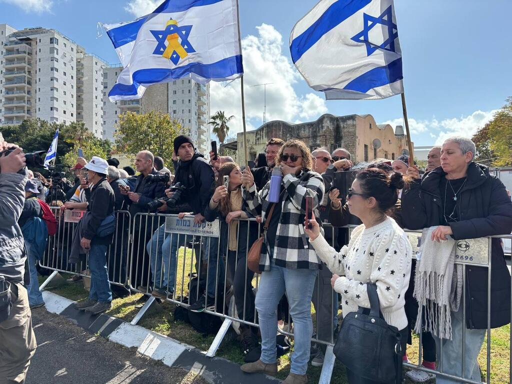 אזרחים הגיעו לתמוך בסמוך לאבו כביר,  המכון לרופאה משפטית במהלך קבלת גופות החטופים