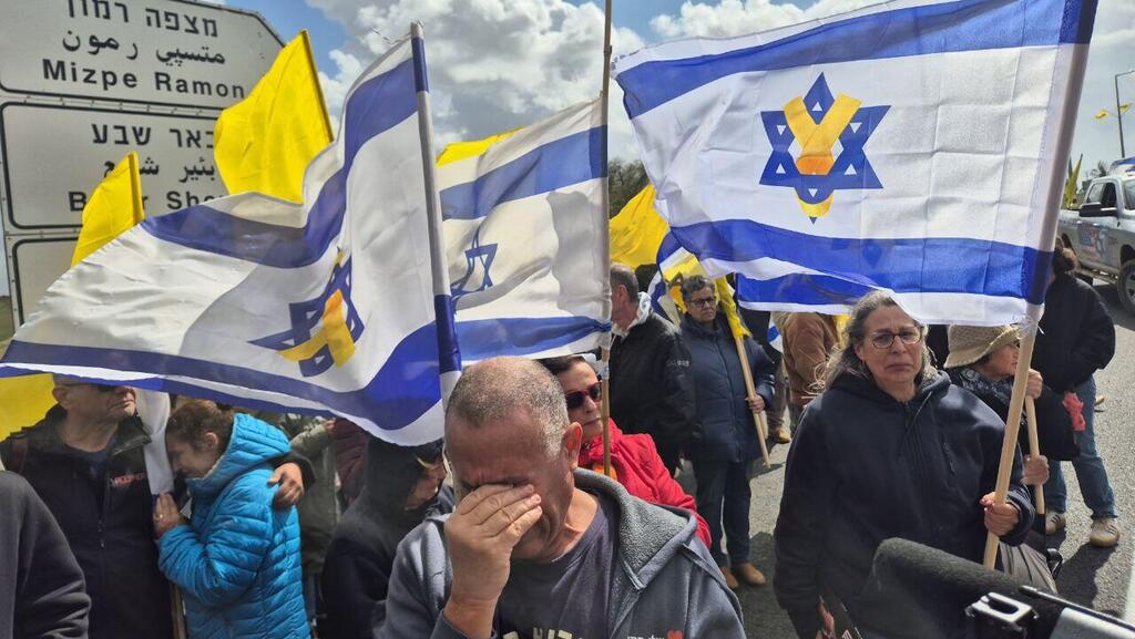 אזרחים תומכים  בצומת גמה במהלך קבלת החטופים החללים והעברתן לאבו כביר