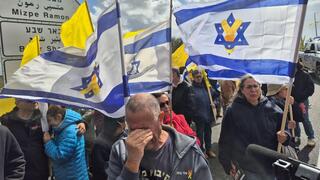 אזרחים תומכים  בצומת גמה במהלך קבלת החטופים החללים והעברתן לאבו כביר