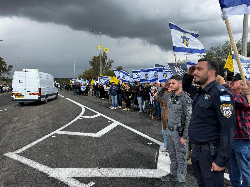 אזרחים תומכים  ושוטרים מצדיעים בצומת גמה במהלך קבלת החטופים החללים והעברתן לאבו כביר