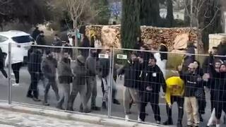 אוהדי בית"ר ירושלים תוקפים אוטובוס אוהדי הפועל ירושלים בסיום הדרבי