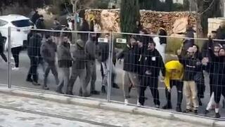אוהדי בית"ר ירושלים תוקפים אוטובוס אוהדי הפועל ירושלים בסיום הדרבי