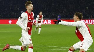 שחקני אייאקס חוגגים