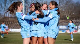 שחקניות הנבחרת חוגגות