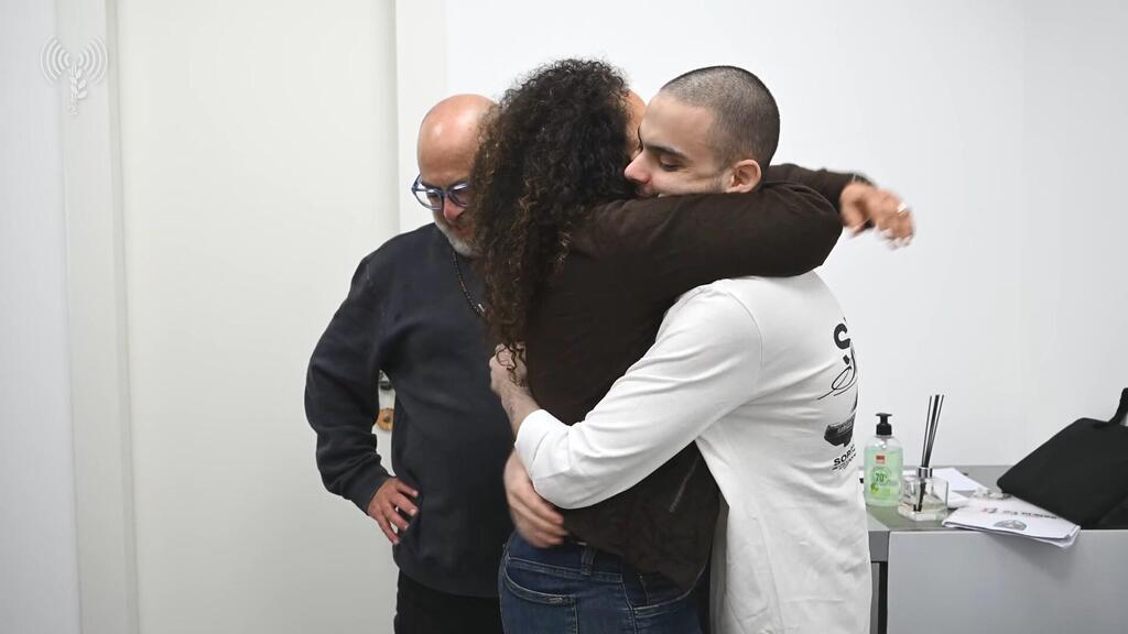 עומר ונקרט פוגש את הוריו לראשונה