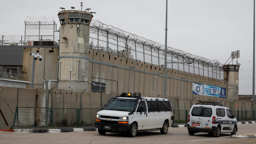 Ofer Prison (Photo: Ammar Awad/ Reuters) כלא עופר
