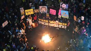 הדלקת מדורות בהפגנה להחזרת החטופים בדרך בגין