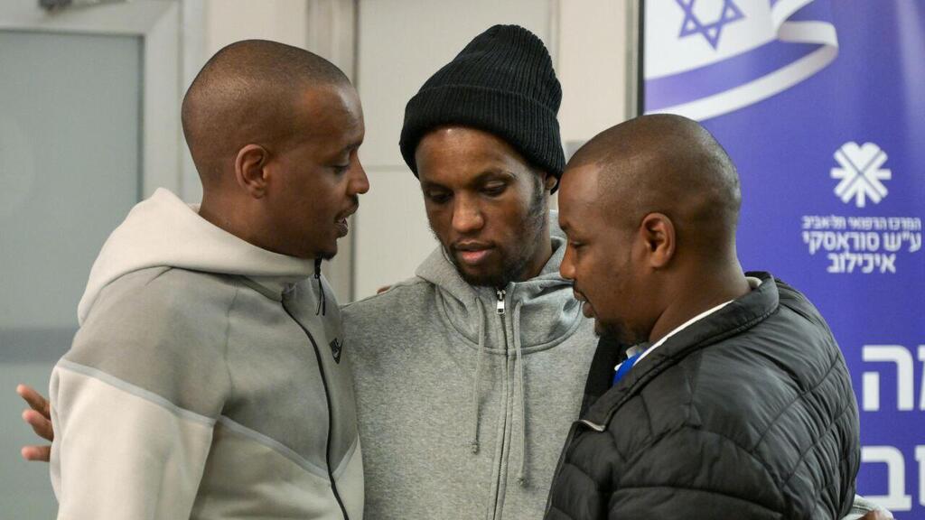 אברה מנגיסטו נפגש עם בני משפחתו בבית החולים איכילוב