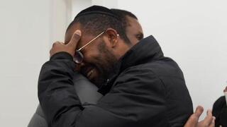 אברה מנגיסטו  נפגש לראשונה עם בני משפחתו, עם הגעתו לבית החולים