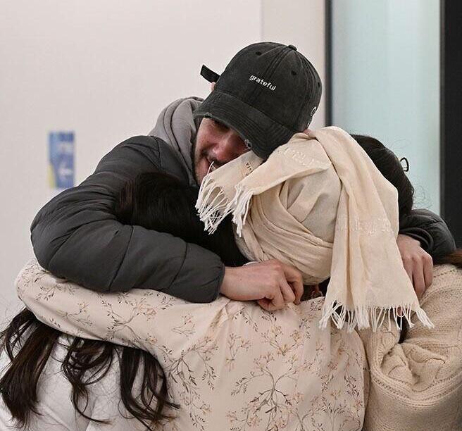 Eliya Cohen is reunited with his family at Bellinson hospital after his release from Gaza (Photo: Haim Zach, GPO) אלי-ה כהן במפגש מרגש עם בני משפחתו עם הגעתו לבית החולים בילינסון