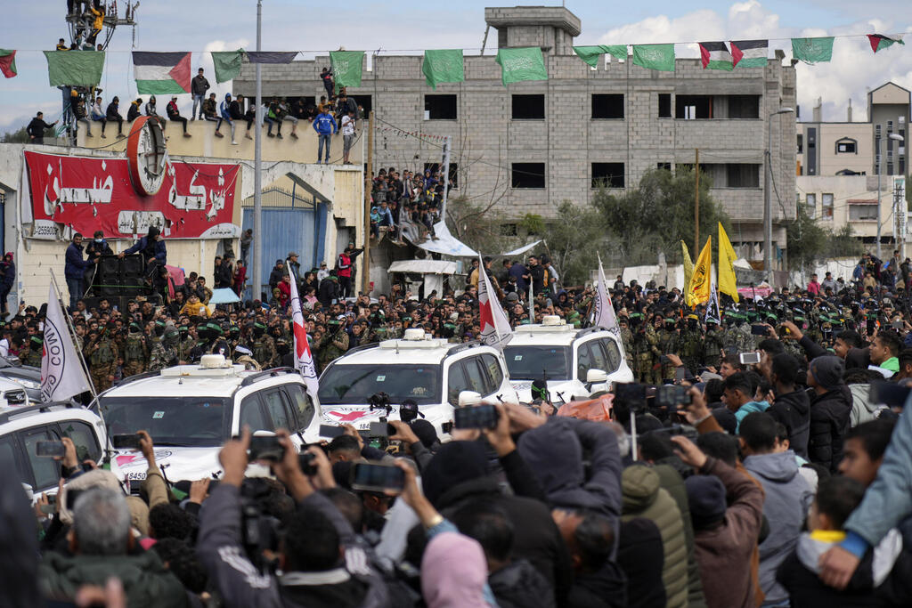 Crowds gather as hostages are released from Gaza captivity (Photo: AP Photo/Abdel Kareem Hana) רגעי שחרור החטופים בפעימה השביעית
