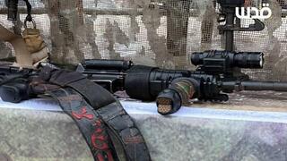 נשק שמחבלי חמאס גנבו בשביעי באוקטובר מחייל צה"ל מוצג בטקס שחרור החטופים