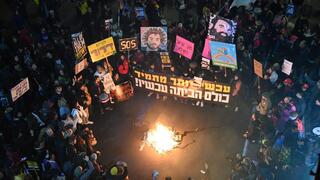 הדלקת מדורות בהפגנה להחזרת החטופים בדרך בגין
