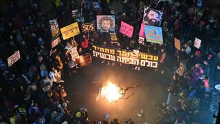 הדלקת מדורות בהפגנה להחזרת החטופים בדרך בגין