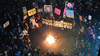 הדלקת מדורות בהפגנה להחזרת החטופים בדרך בגין