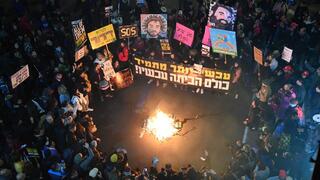 הדלקת מדורות בהפגנה להחזרת החטופים בדרך בגין