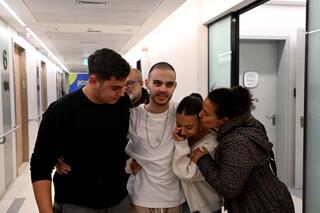 עומר ונקרט במפגש מרגש עם בני משפחתו בבית החולים בילינסון