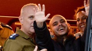 עומר ונקרט מנופף לקהל בבילינסון