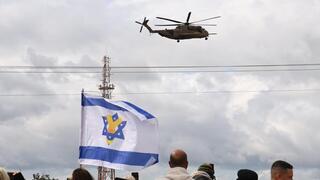 מסוקים ממתינים להמראה במחנה רעים
