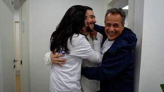 עומר שם טוב במפגש המרגש עם הוריו, מלכי ושלי, בנקודת הקליטה הראשונית בישראל