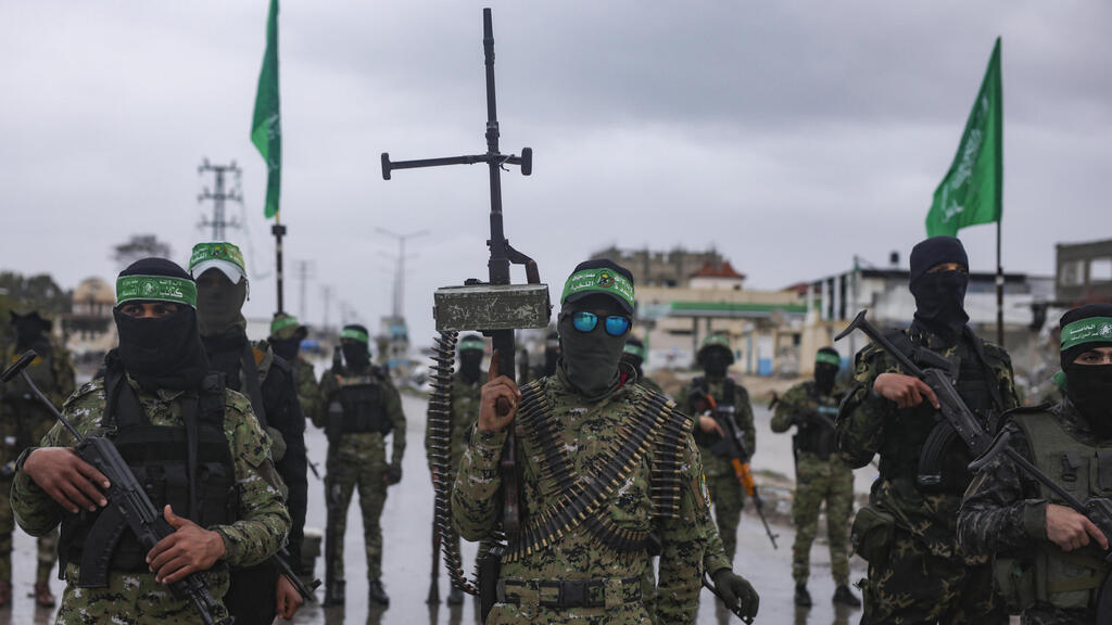 Террористы ХАМАСа (Фото: AP Photo/Jehad Alshrafi) הכנות ברצועת עזה לקראת שחרור חטופים