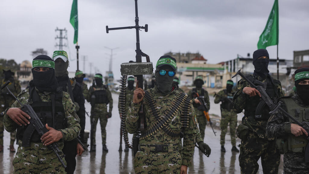 Террористы ХАМАСа (Фото: AP Photo/Jehad Alshrafi) הכנות ברצועת עזה לקראת שחרור חטופים