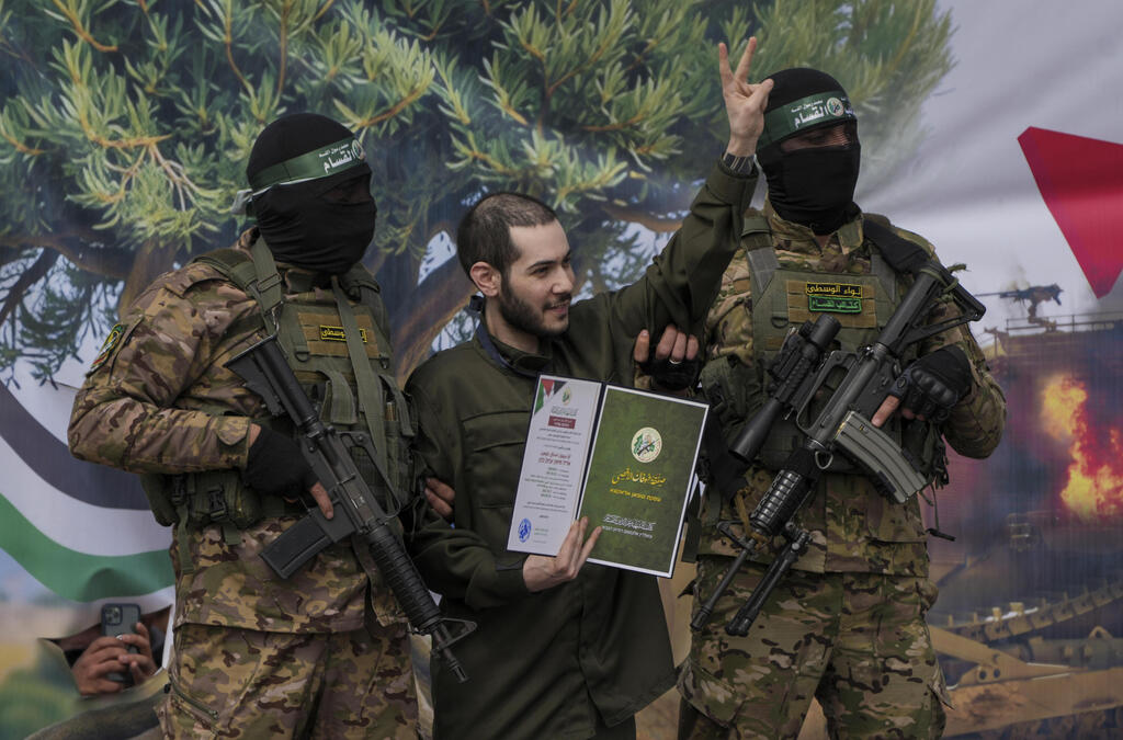 Hostage Eliya Cohen flashes a victory sign as he is released from his Hamas captors (Photo: Ramadan Abed/Reuters) רגעי שחרור החטופים בפעימה השביעית