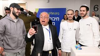 עומר שם טוב, אלי-ה כהן ועומר ונקרט בעריכת טקס הבדלה, בבית החולים בילינסון