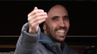 טל שהם מנופף לשלום בהגעתו לבית חולים בילינסון