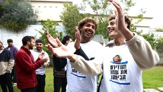 חברים של עומר ונקרט מתכנסים לצפות בשחרורו