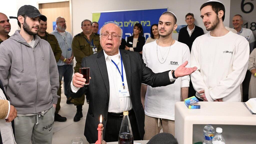 Omer Shem Tov, Eli-Ha Cohen and Omer Wenkert conducting a Havdalah ceremony at Beilinson Hospital (Photo: Haim Zach, GPO) עומר שם טוב, אלי-ה כהן ועומר ונקרט בעריכת טקס הבדלה, בבית החולים בילינסון