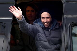 טל שהם מנופף לשלום בהגעתו לבית חולים בילינסון