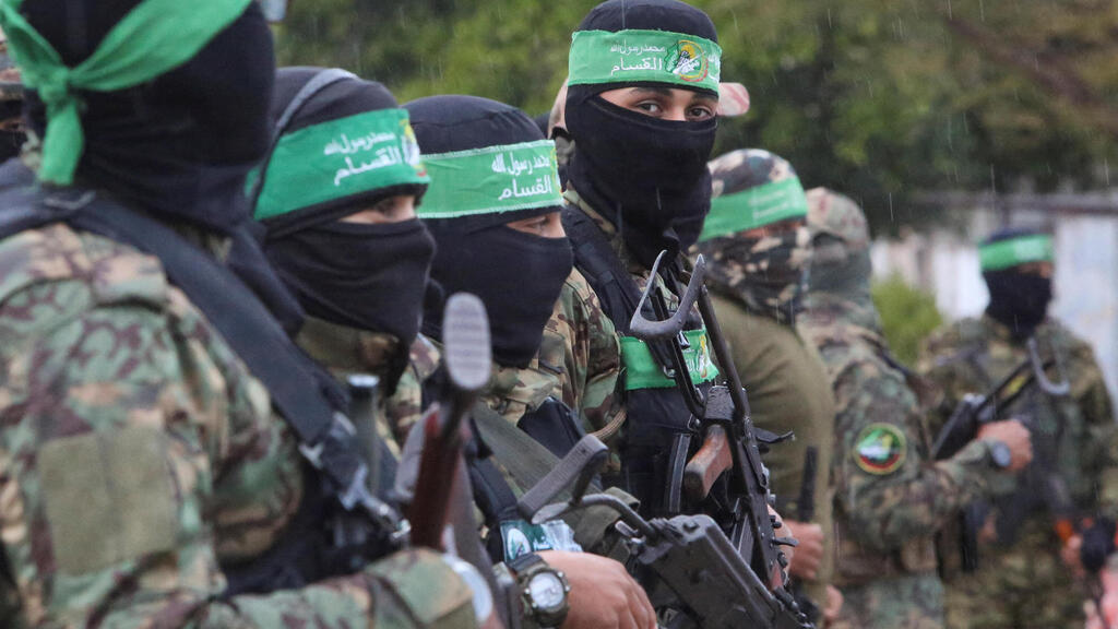 ХАМАС в Газе (Фото: REUTERS/Hatem Khaled) הכנות ברצועת עזה לקראת שחרור חטופים