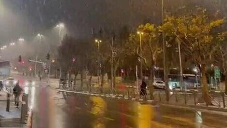 שלג יורד בירושלים
